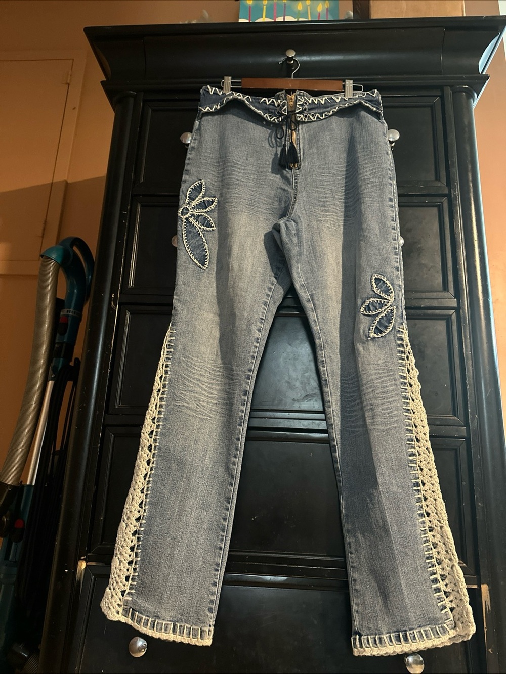 CREST vintage y2k flared jeans with flower motifs & crocheted inserts. 13/14